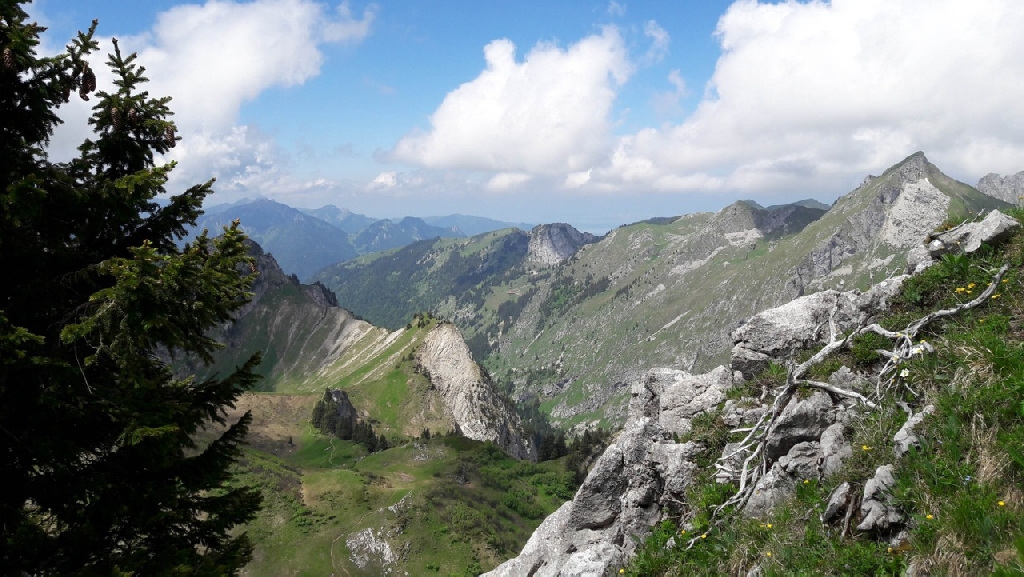 10-Au loin, le lac Léman