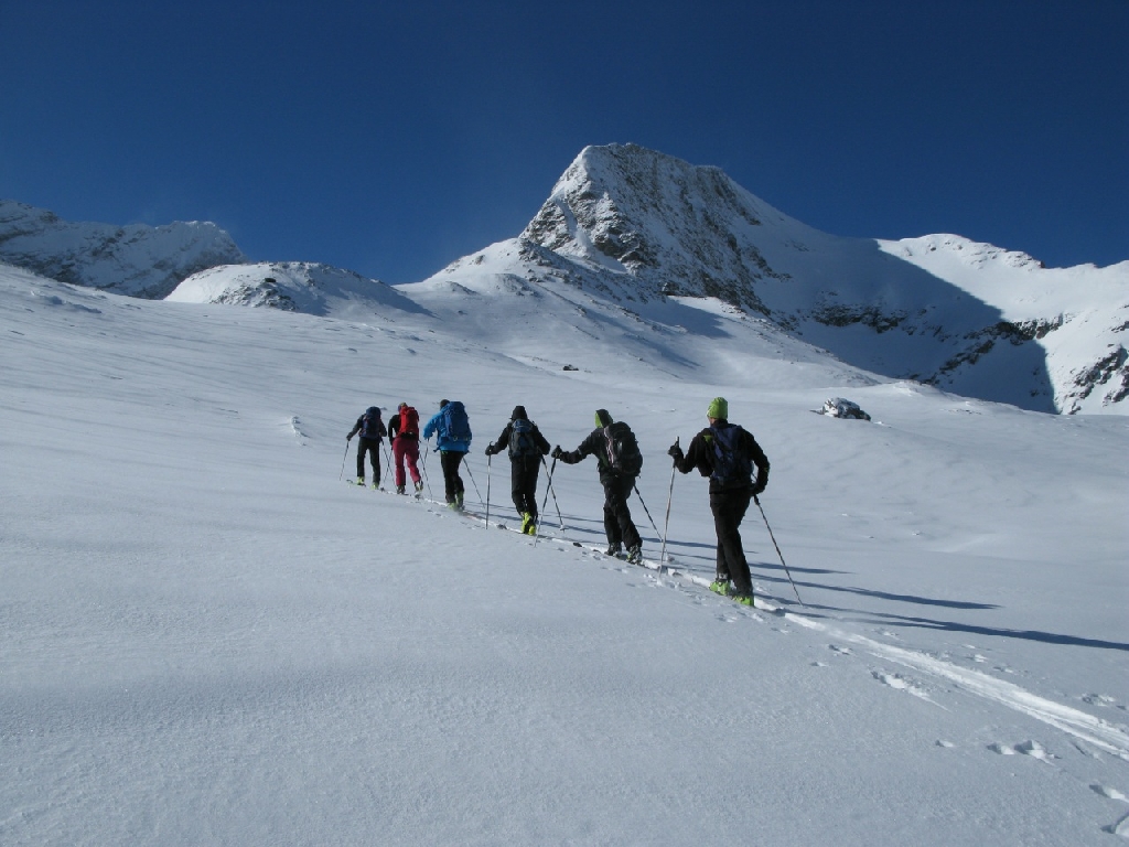 10 Idem, Georges conduit le groupe, en route vers le col des Chamois