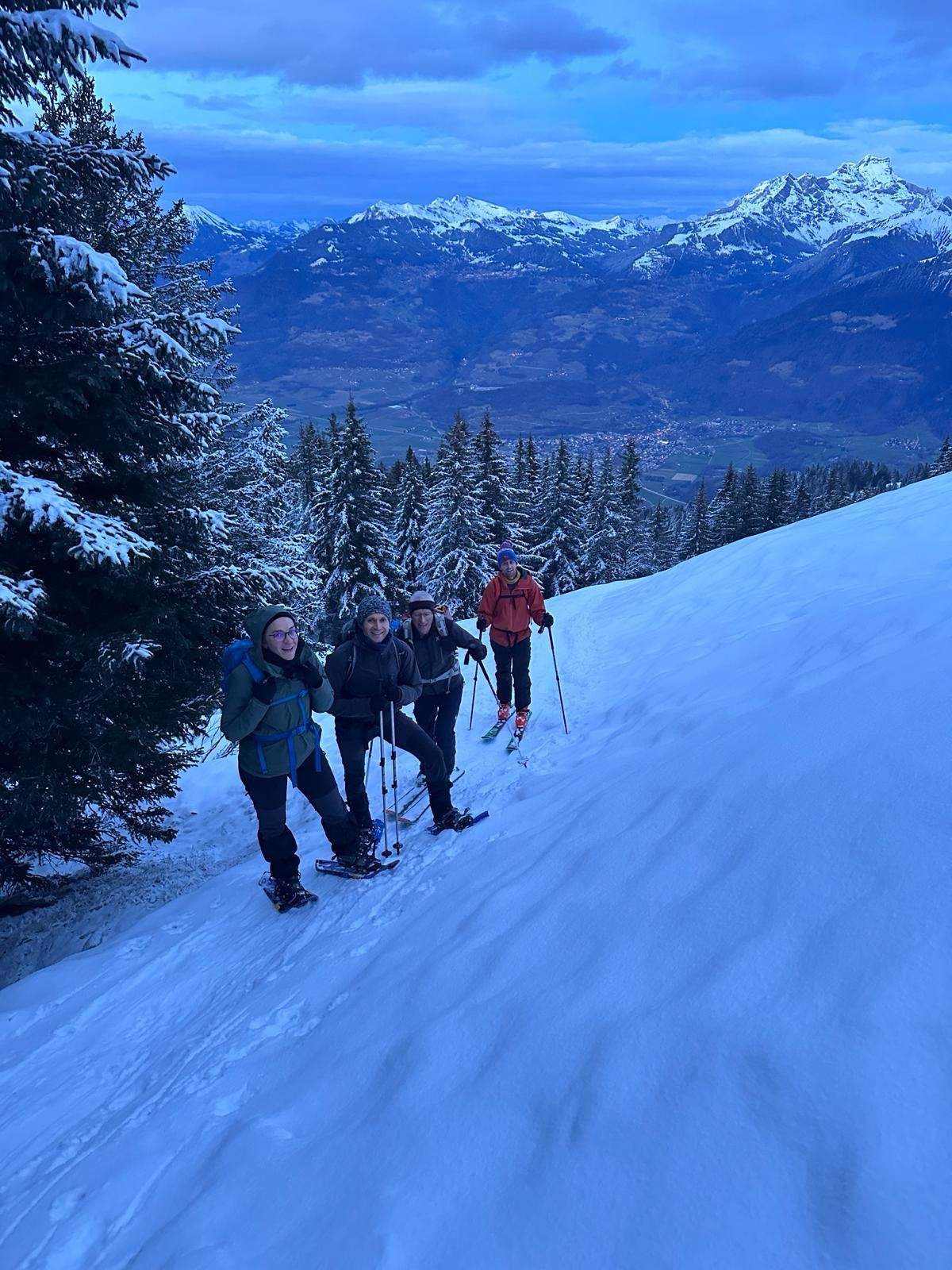 Equipe super mixte femme-hommes et raquettes-skis