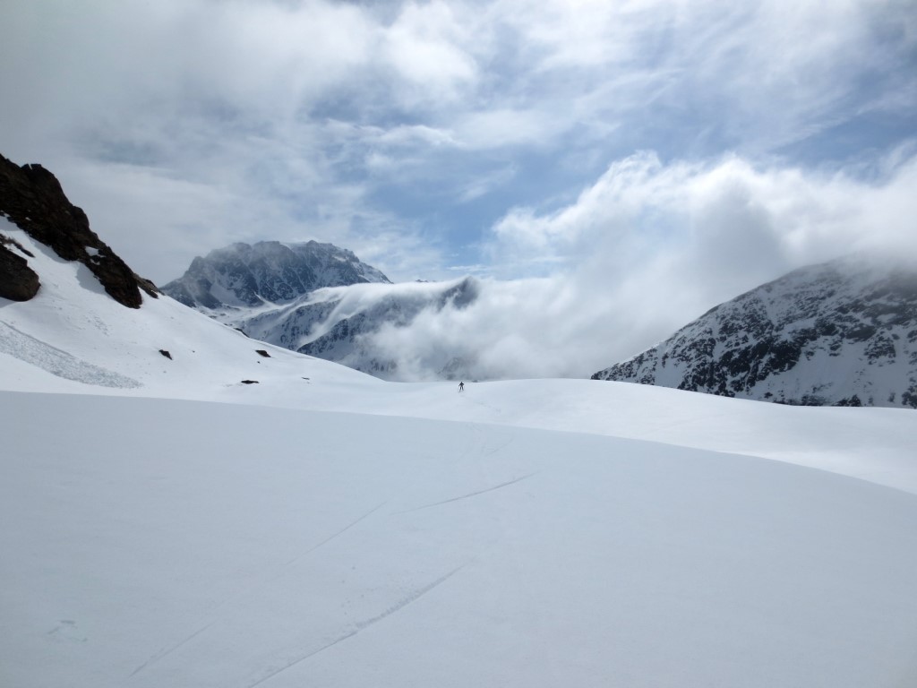 Belle neige pour descendre. Le Vélan au fond.