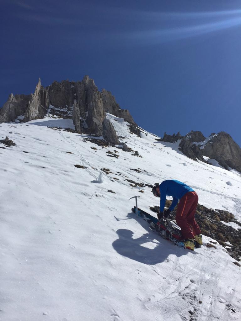 Bruno: skis sur le sac pour terminer la montée