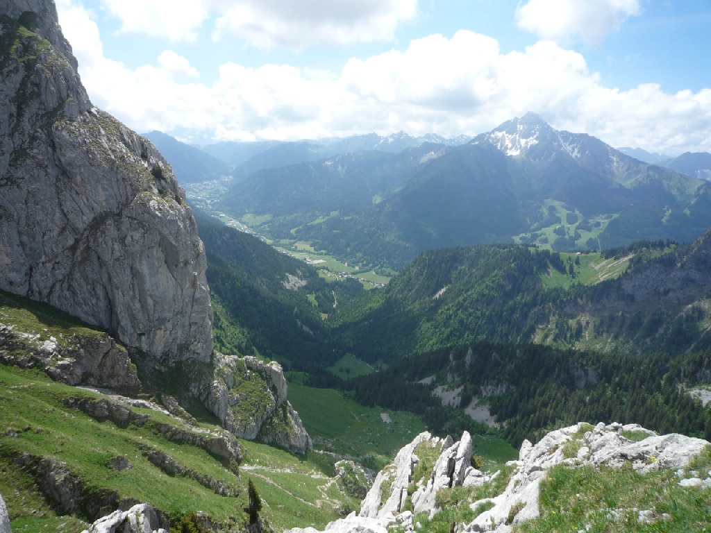 16-Vue sur Châtel et en bas, le sentier de descente