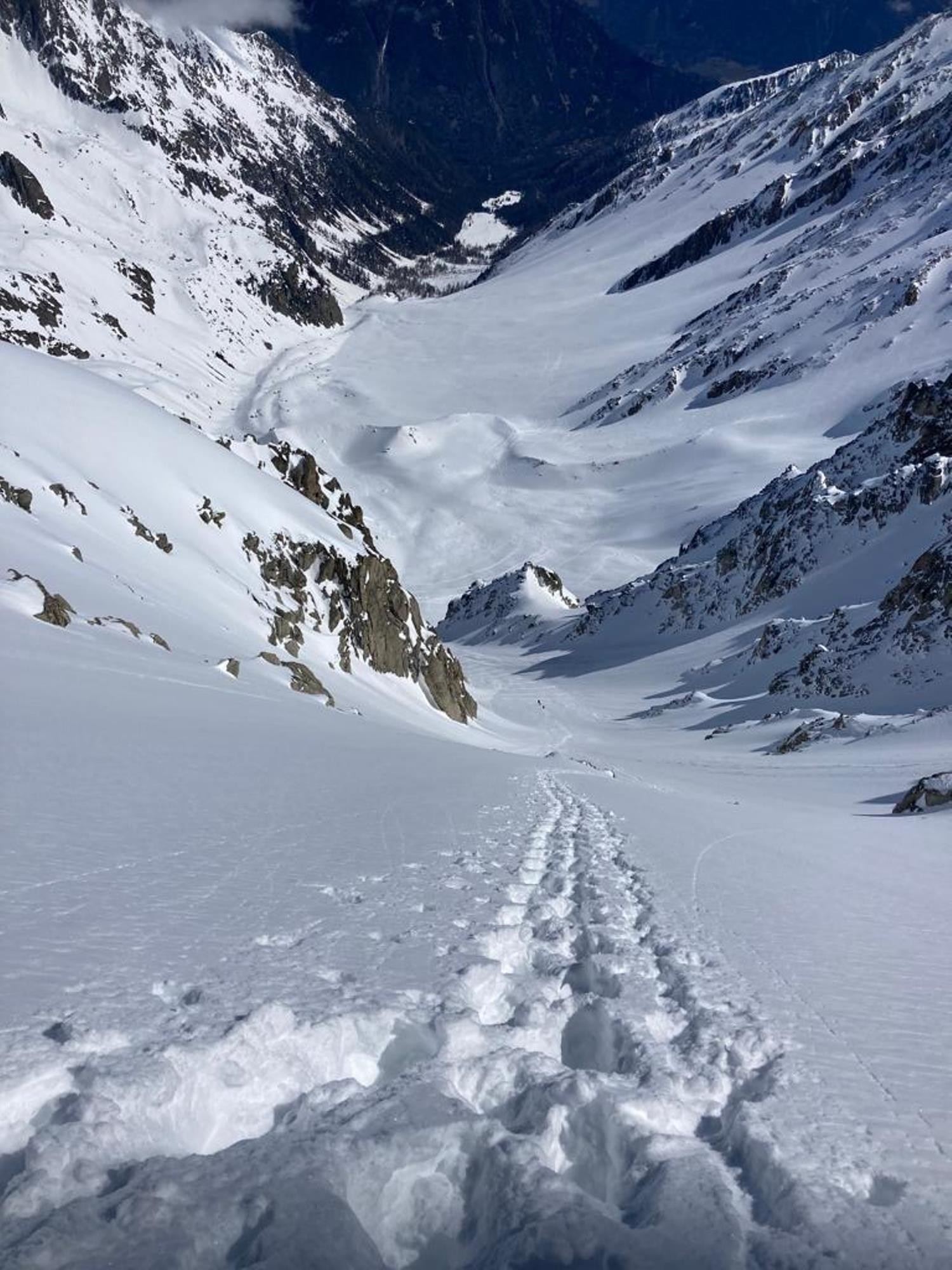 On aperçoit le groupe qui se fera emporter par la neige de surface, le 