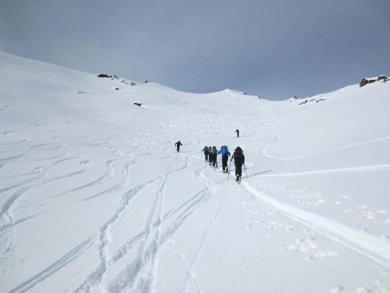 Remontée depuis la Case, au milieu de nos traces de descente.