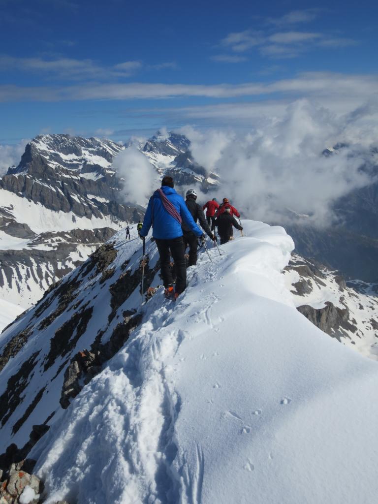 Tout le monde progresse prudemment. Vue sur les Muverans.