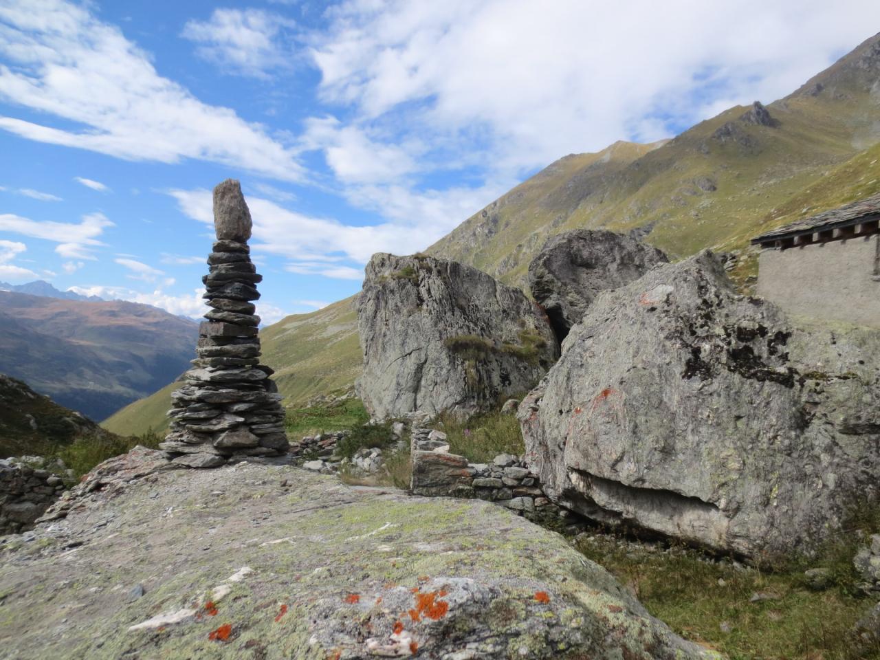 Le joli cairn d'Adrien vers le chalet d'Amont