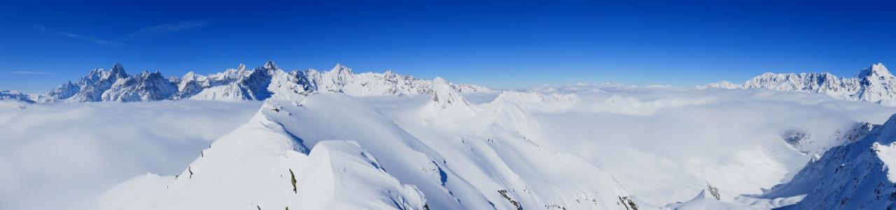 Panorama grandiose du Mont Blanc au Grand Combin