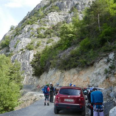 Préparatifs au parking. La Via en arrière plan.