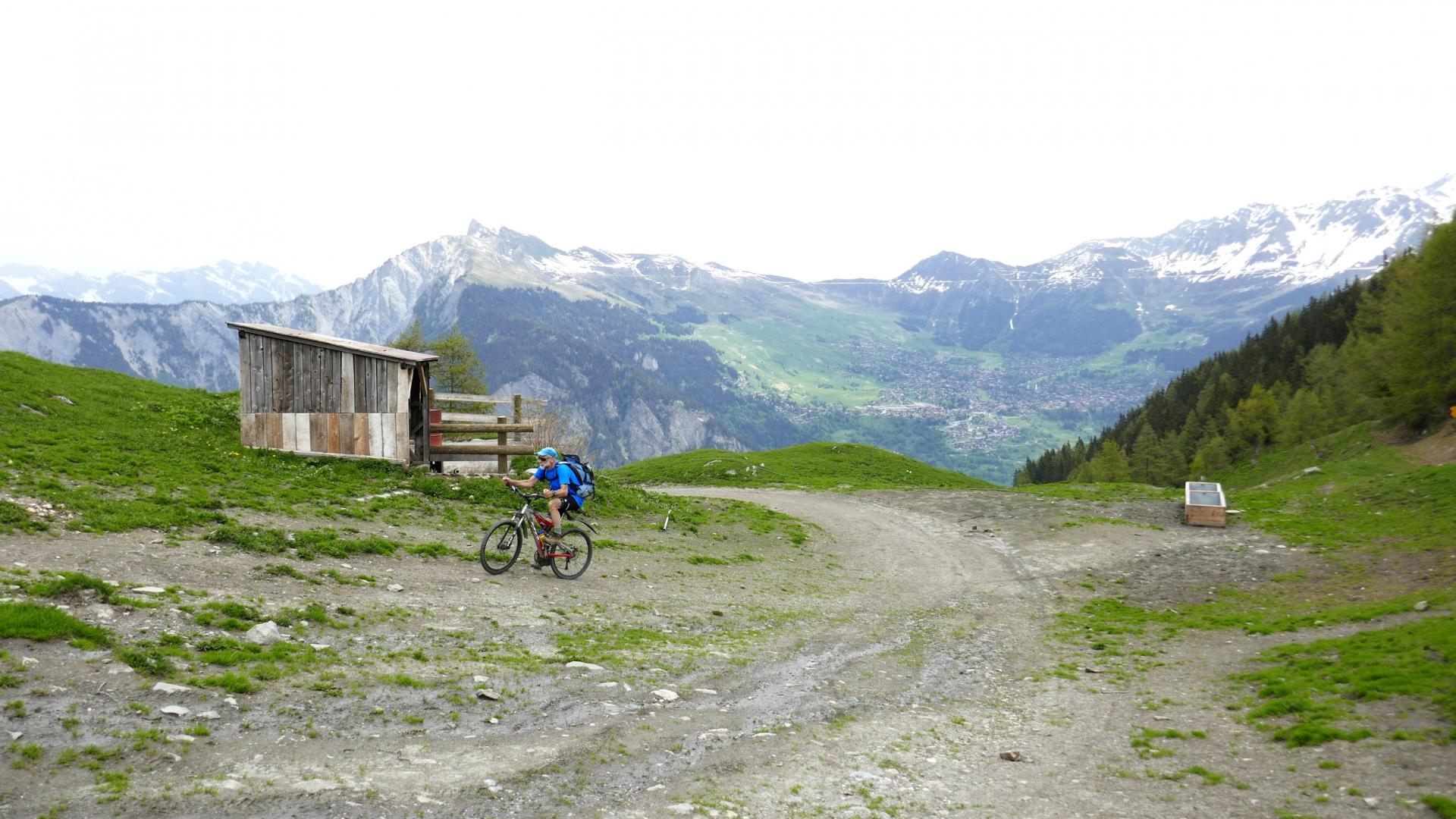 Arrivée à Larzai. Pierre Avoi et Verbier au fond