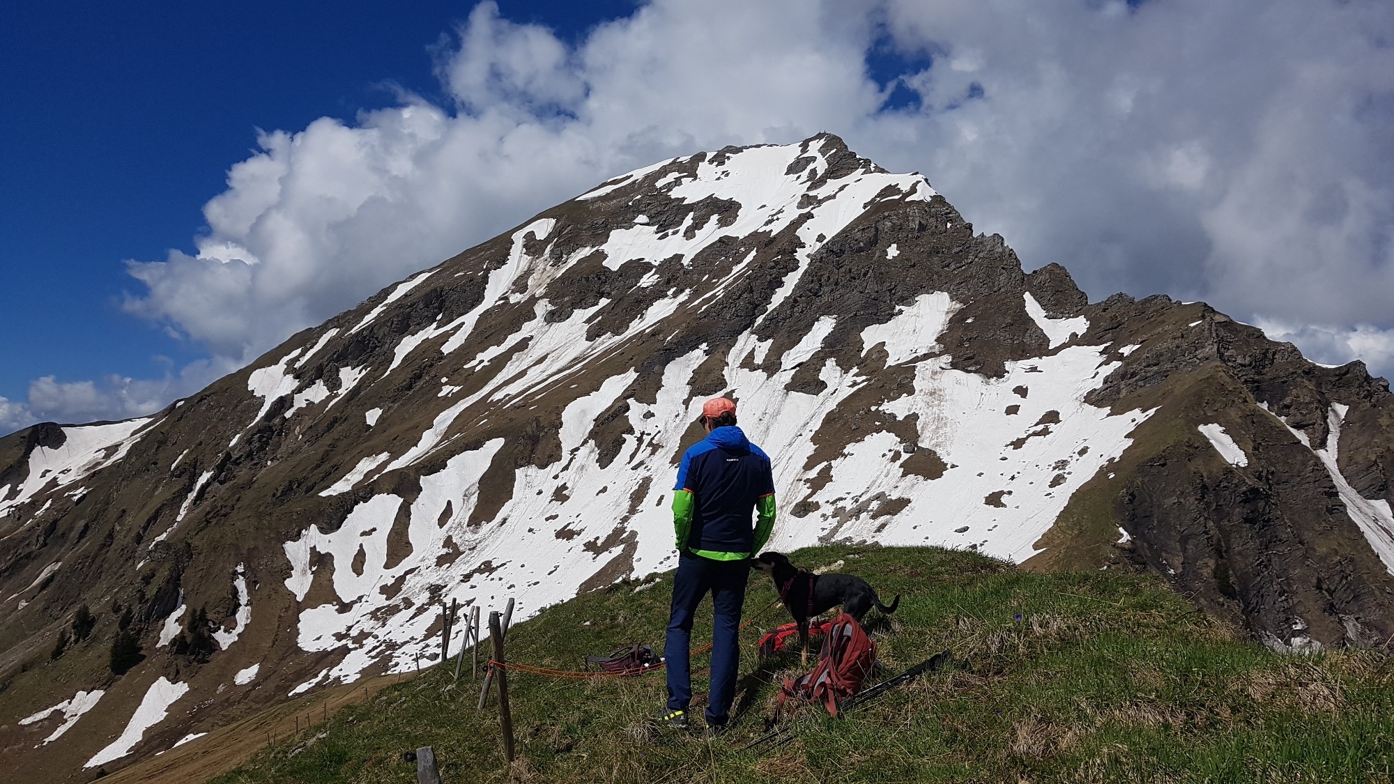 Frédéric au sommet devant le Mont de Grange