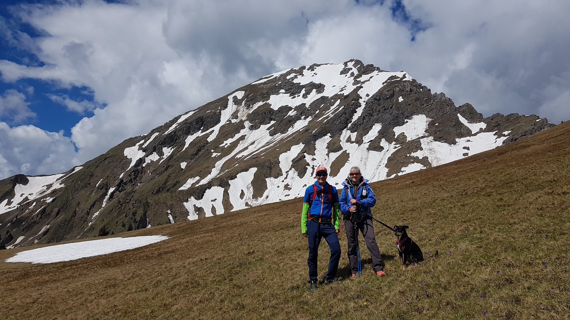 Frédéric, Sylvie et Ylona devant le Mont de Grange