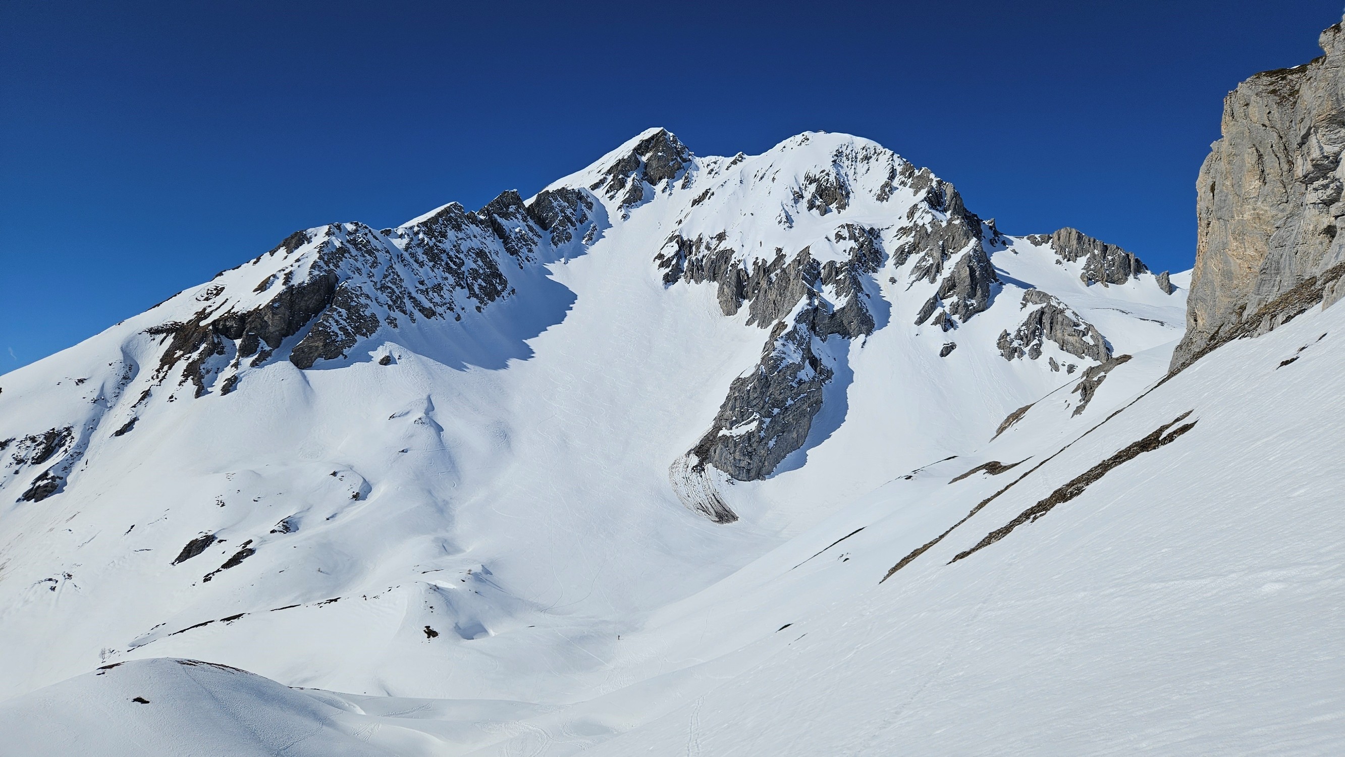 Il faut juste remonter là-bas en face !