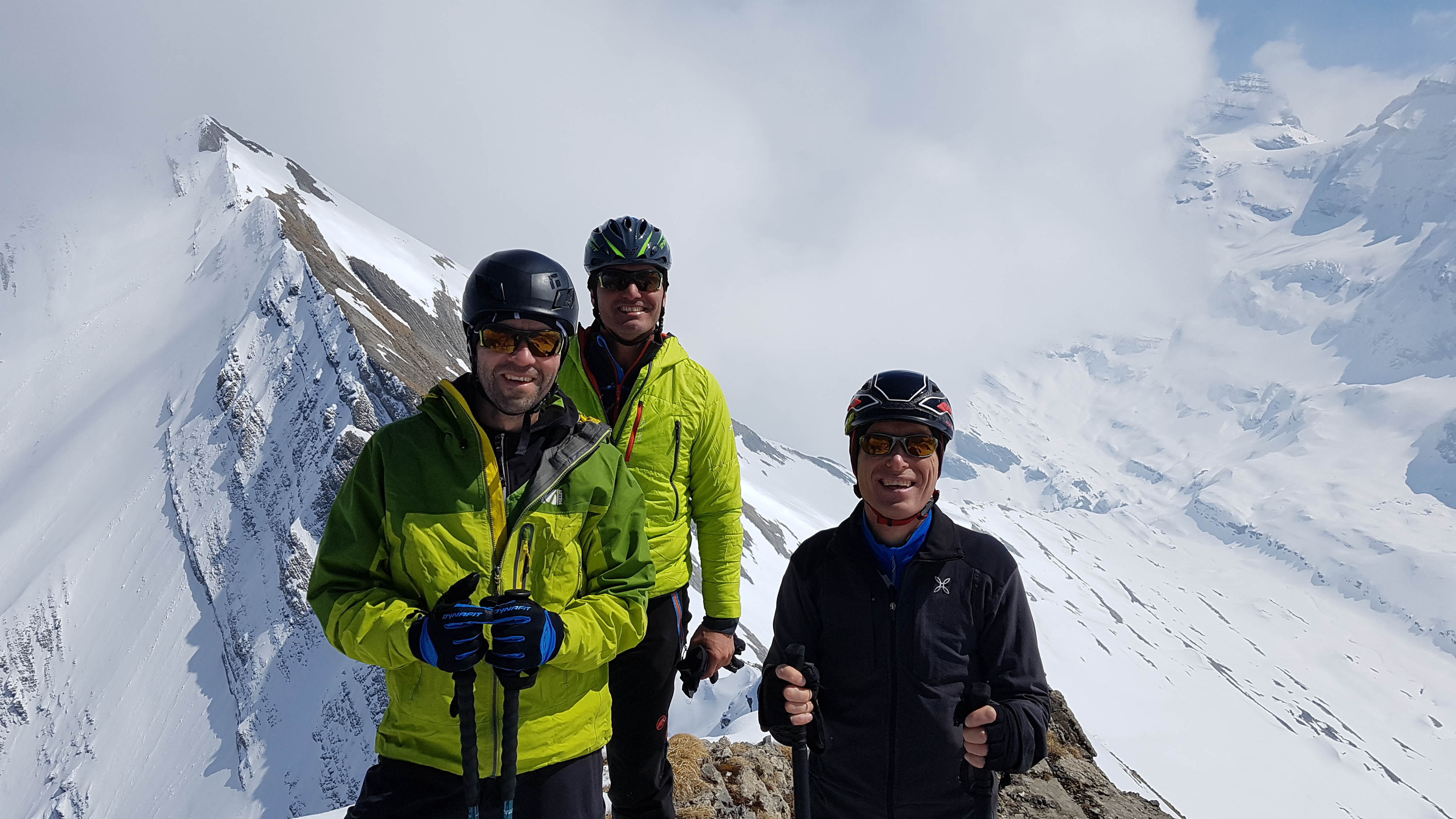 Patrick, Stéphane, Bruno au sommet. Dent de Bonavau derrière.