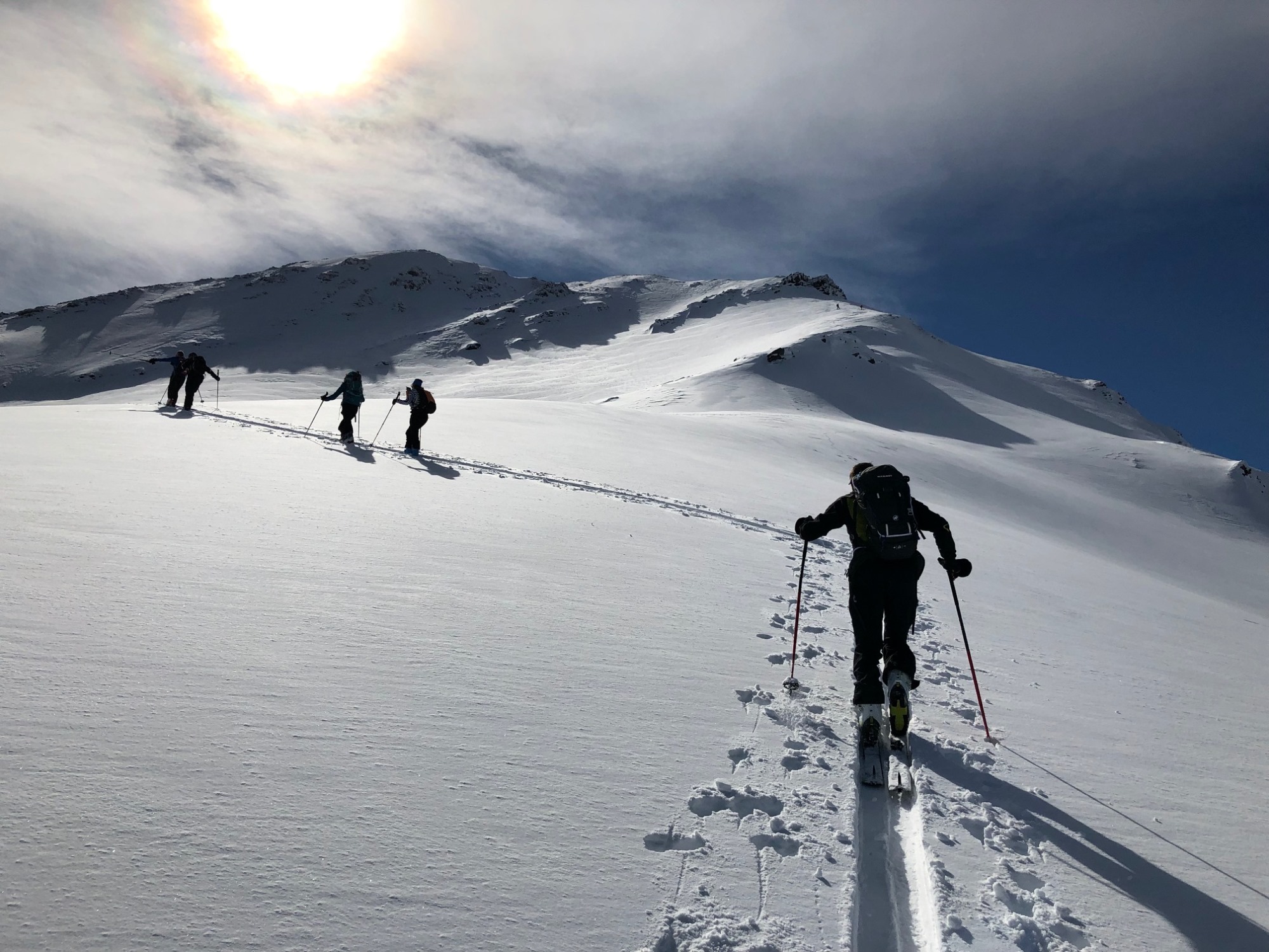 Nous nous arrêterons plus haut sur l'arête