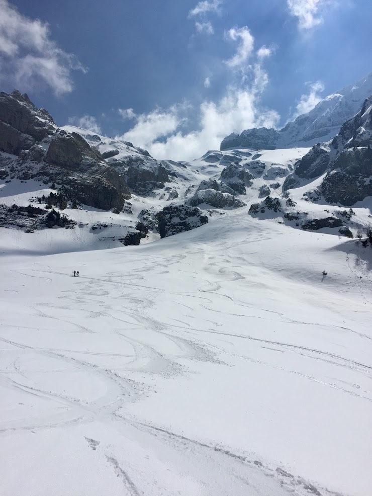 Super neige de printemps. Vue sur Comba Mornay.