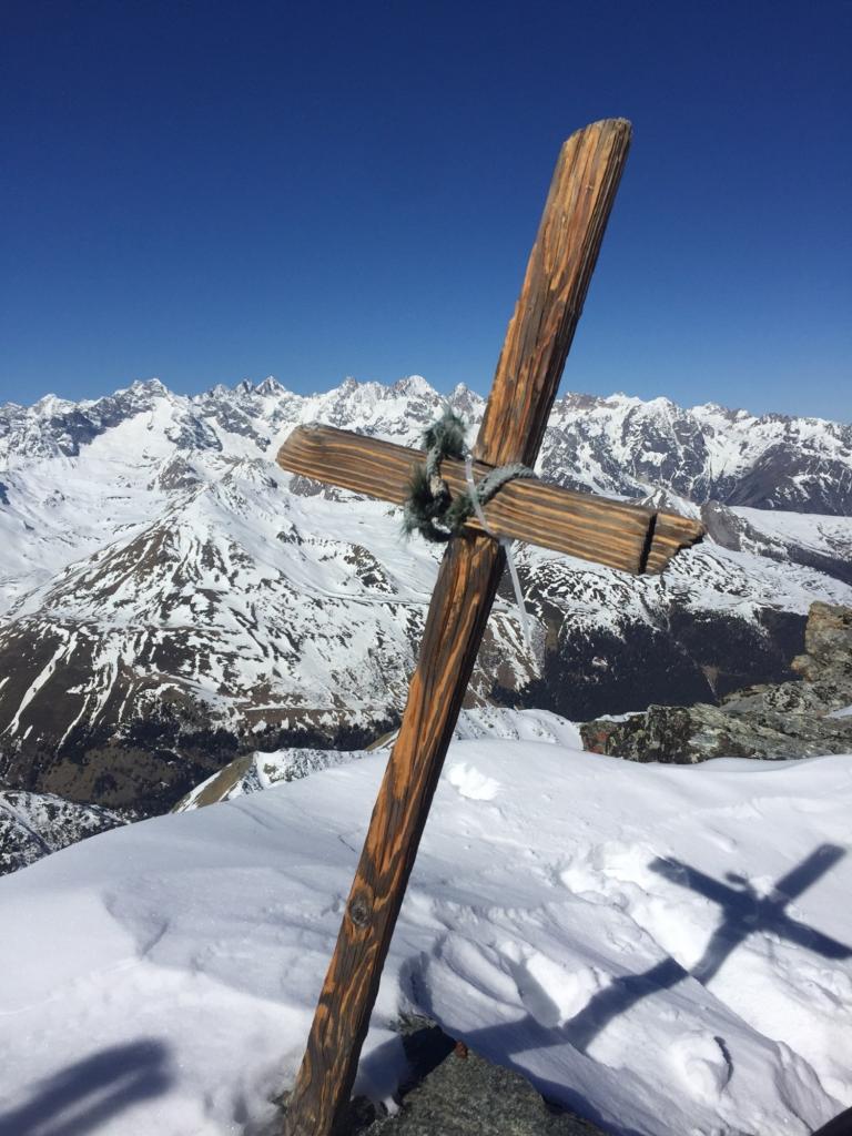 La croix du sommet, un peu mal en point