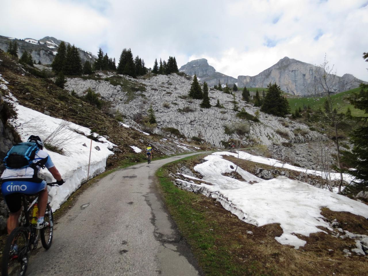 La route, les lapias et la Tour de Mayen