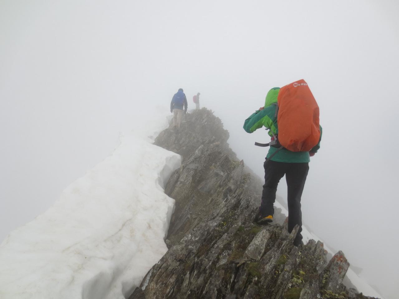 Arrivée au sommet du Grand Chavalard: vent et pluie