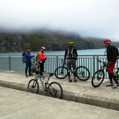 Sur le mur du barrage de Mauvoisin