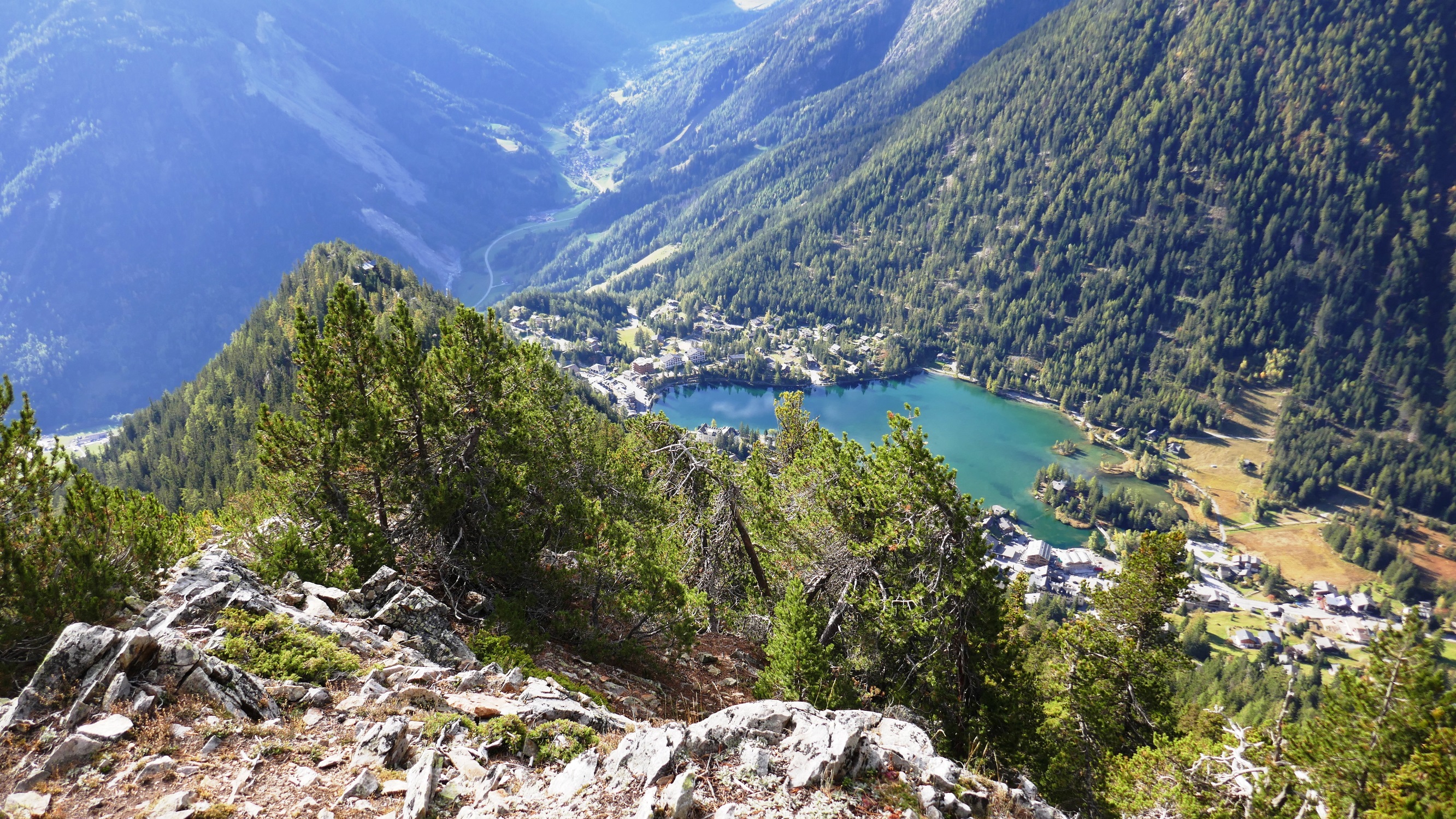 Le belvédère (sur la pointe de forêt) et Champex