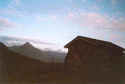 2004 chalet le soir.jpg